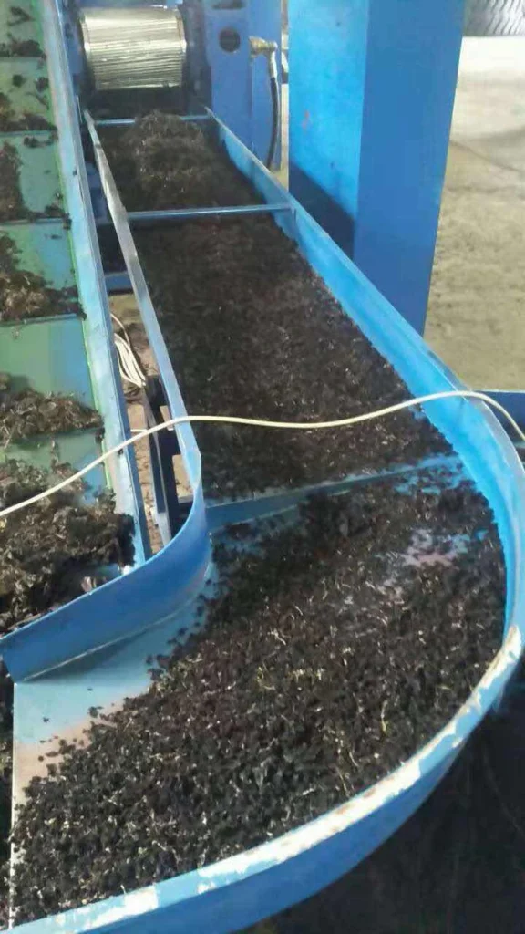 Rubber particles on a blue conveyor belt system